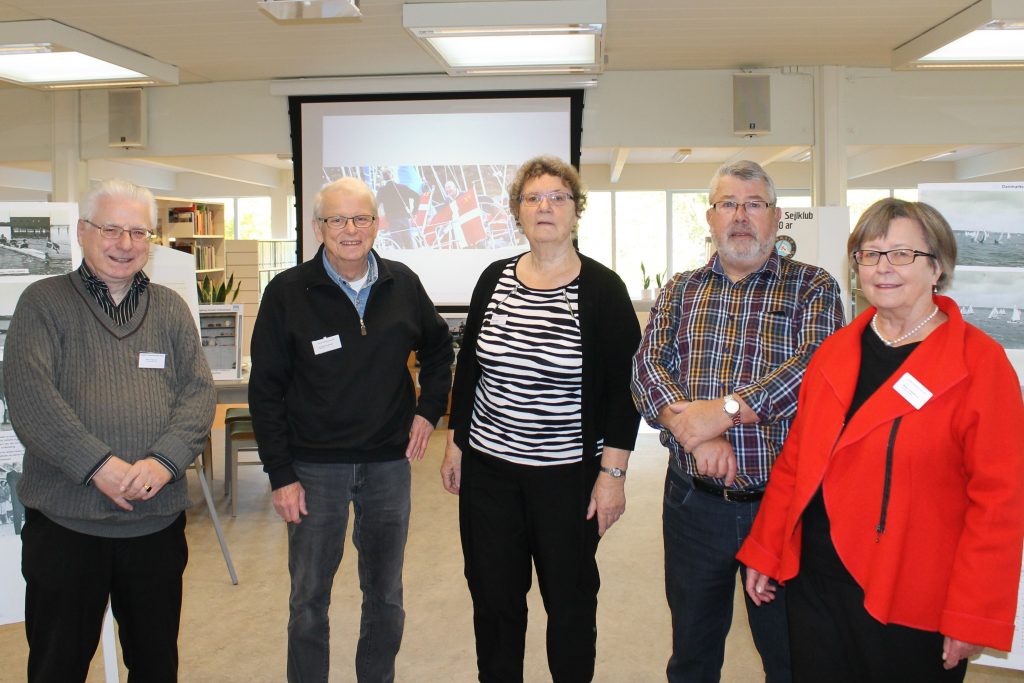 Holdet bag udstillingen. Bente Clemmens(i rød) og Birgit Olsen har stået for opbygningen af udstillingen, med hjælperne f.v. Søren, Ove, Jørgen og Carlo(fotografen)