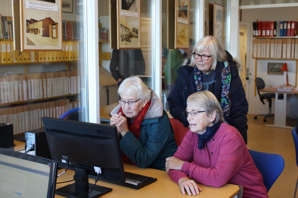 Billederne fra Kanindåbene helt fra 1955, 1956, 1990 og 2013 blev her ivrigt studeret med en vis "gysen" i et power point visning på computerne