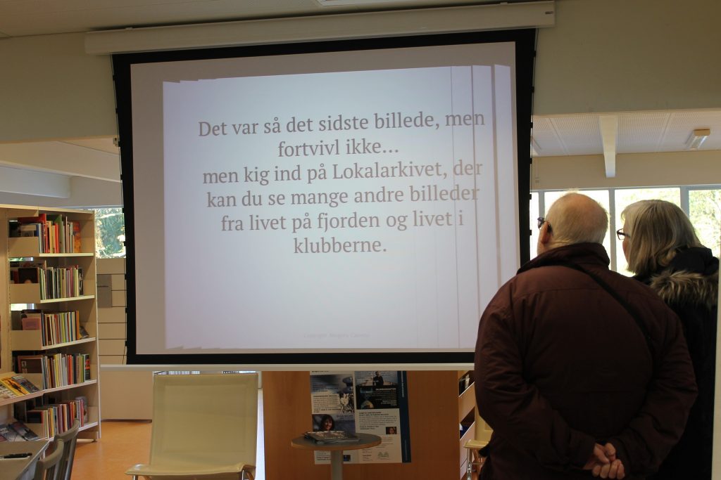 Der kørte et power point fra en sejllads på fjorden på bibliotekets projektor, som vi i dagens anledning kunne bruge. Dette var slutteksten så de besøgende også kunne besøge vores udstilling på selve lokalarkivet