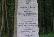 Mindesten-f.-Skovridder-C.Rosthøj-og-frue-224x300